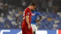 Gelandang Liverpool, Xherdan Shaqiri tertunduk usai pemain Napoli mecetak gol kedua pada matchday pertama Grup E Liga Champions di Stadion San Paolo, Selasa (17/9/2019). Juara bertahan Liverpool secara mengejutkan menyerah dua gol tanpa balas dari tuan rumah Napoli. (AP Photo/Gregorio Borgia)