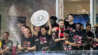 Para pemain Bayer Leverkusen larut dalam suka cita dengan trofi gelar juara Bundesliga 2023/2024 usai mengalahkan Werder Bremen di Stadion BayArena, Minggu (14/4/2024). (AP Photo/Martin Meissner)