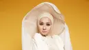 Laudya Cynthia Bella tak berkurang aktifitasnya meski kini berhijab. (Photo by IG @mariophotographie, Dress by IG @normahauri hijab by @hauriscarves  hat by @byayudiahhandari, Bintang.com)