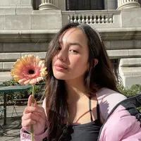 Outfit dengan nuansa black pink memberi kesan feminin pada penampilan Beby Tsabina [instagram/bebytsabina]