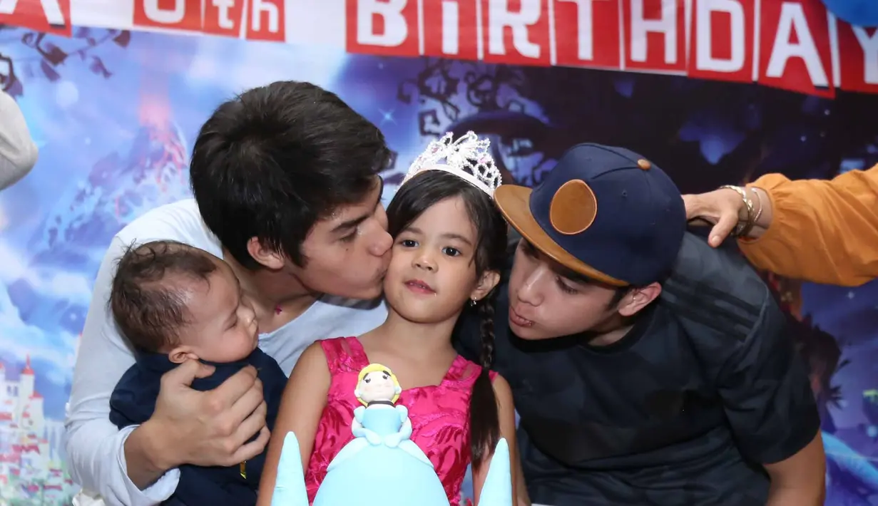 Tidak hanya itu, Mulan ternyata sudah menyiapkan rencana liburan ke luar negeri sebagai hadiah ulang tahun anaknya itu. Meskipun diakui Mulan rencananya ini mendapat penolakan Dhani yang ingin pergi ke Jawa. (Nurwahyunan/Bintang.com)