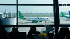 Pesawat terbang rute domestik saat berada di Terminal 3 Bandara Internasional Soekarno–Hatta, Tangerang, Banten, Rabu (21/6/2023). Jumlah penumpang pesawat berpotensi meningkat usai aturan penggunaan masker dicabut dan pemerintah resmi mencabut status pandemi COVID-19 menjadi endemi. (Liputan6.com/Angga Yuniar)