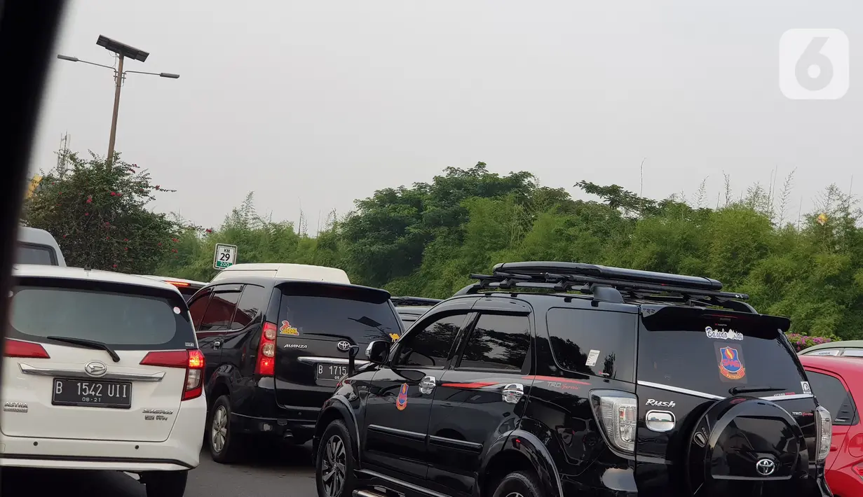 Kendaraan terjebak kemacetan di Tol Sedyatmo KM 29 menuju Bandara Internasional Soekarno Hatta, Cengkareng, Selasa (10/11/2020). Kemacetan tersebut karena adanya peningkatan jumlah kendaraan menuju bandara yang diduga ingin menjemput pemimpin FPI, Habib Rizieq Shihab. (Liputan6.com/Herman Zakharia)