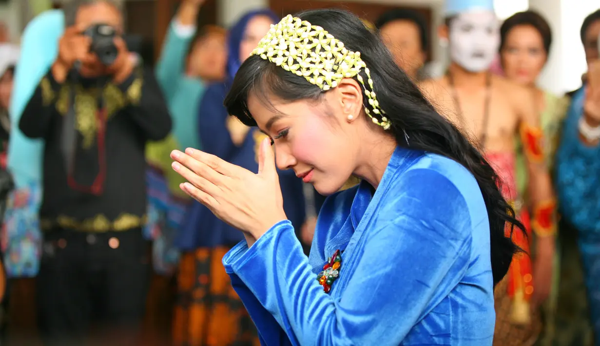 Beberapa hari setelah usianya 32 tahun, pemilik nama lahir R. A. Ardina Rasti Widiani itu akan menjadi nyonya Arie. Sejak Jumat siang, keluarga Rasti menggelar pengajian hingga dilanjutkan dengan siraman. (Nurwahyunan/Bintang.com)