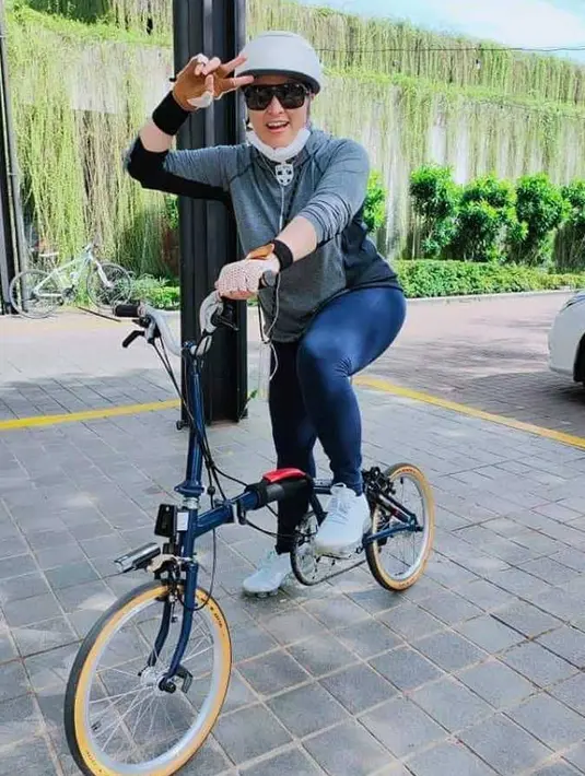 "Akhirnya diputuskan untuk tindakan mengunakan NRM 15ltr/mnt sudah dilakukan tapi oxy tidak mampu naik dan tindakan akhir adalah ventilator," lanjutnya. (Instagram/janeshalimar)