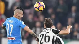 Duel pemain Juventus, Stephan Lichtsteiner (kanan) dan kapten Napoli, Marek Hamsik pada lanjutan Serie A di Juventus Stadium, Turin, Italy, (29/10/2016). (EPA/Alessandro Di Marco)