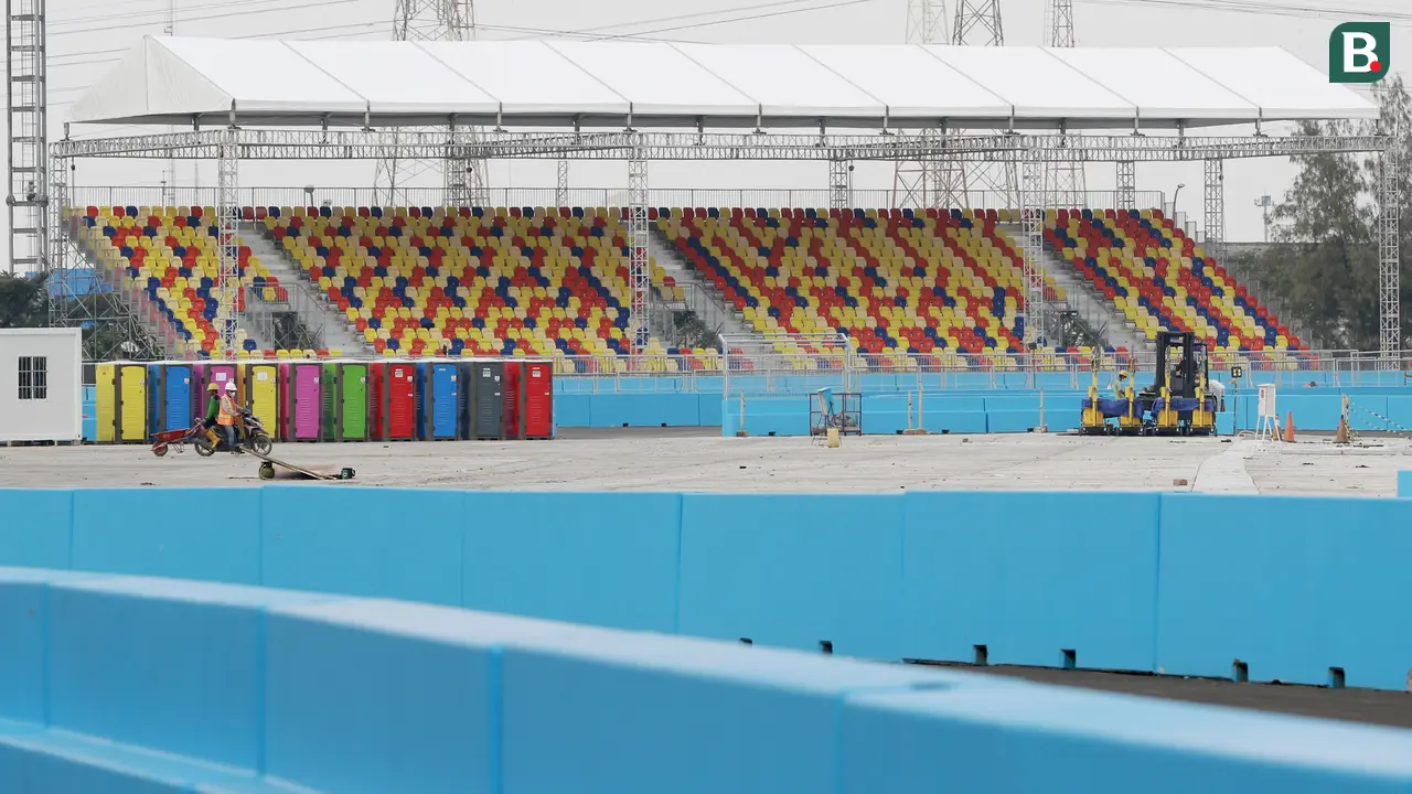 Foto: Melihat Kesibukan Pekerja Jelang Balapan Formula E di Jakarta