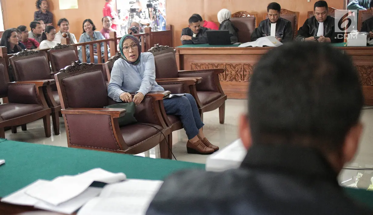Terdakwa kasus dugaan penyebaran berita bohong atau hoaks, Ratna Sarumpaet menjalani sidang lanjutan di Pengadilan Negeri Jakarta Selatan, Selasa (14/5/2019). Sidang tersebut dengan agenda pemeriksaan terhadap dirinya. (Liputan6.com/Faizal Fanani)