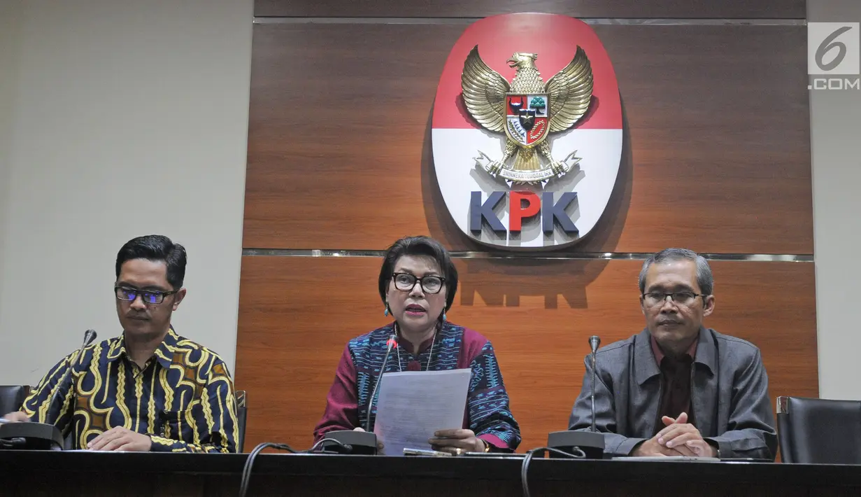 Wakil Ketua KPK Basaria Panjaitan memberi ketarangan saat konferensi pers OTT Bupati Subang Imas Aryumningsih di Gedung KPK, Jakarta, Rabu (14/2). KPK menangkap Imas dengan barang bukti sebesar Rp 337 juta. (Liputan6.com/Herman Zakharia)