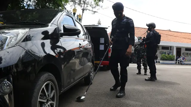 FOTO: TNI - Polri Amankan Perayaan Paskah di Gereja Katedral