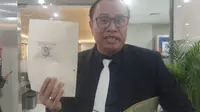 Poltak Silitonga, pengacara pelapor kasus dugaan penyerobotan lahan di Kotawaringin Barat, Kalteng mengambil sertifikat tanah dari penyidik yang sempat disita sebagai barang bukti penyidikan. (Liputan6.com/Nanda Perdana Putra)
