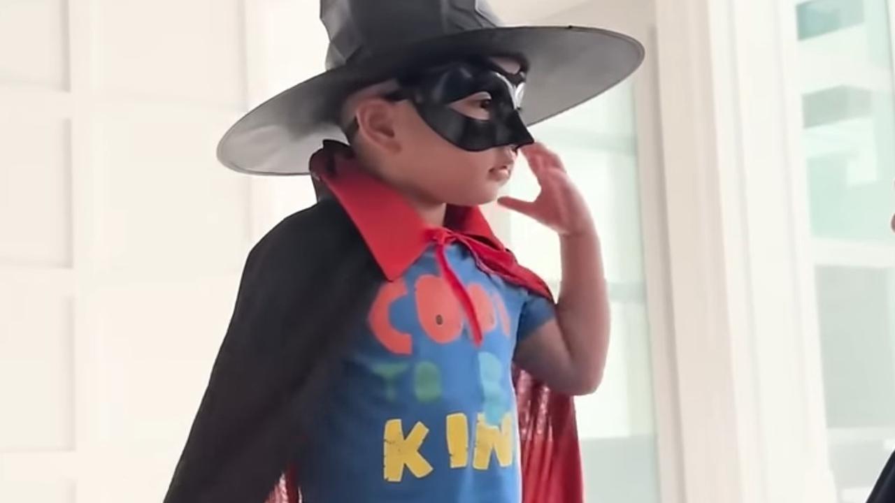 Potret Rayyanza Antusias Unboxing dan Coba Kostum Halloween, Gemas Banget Jadi Drakula Hingga Bajak Laut