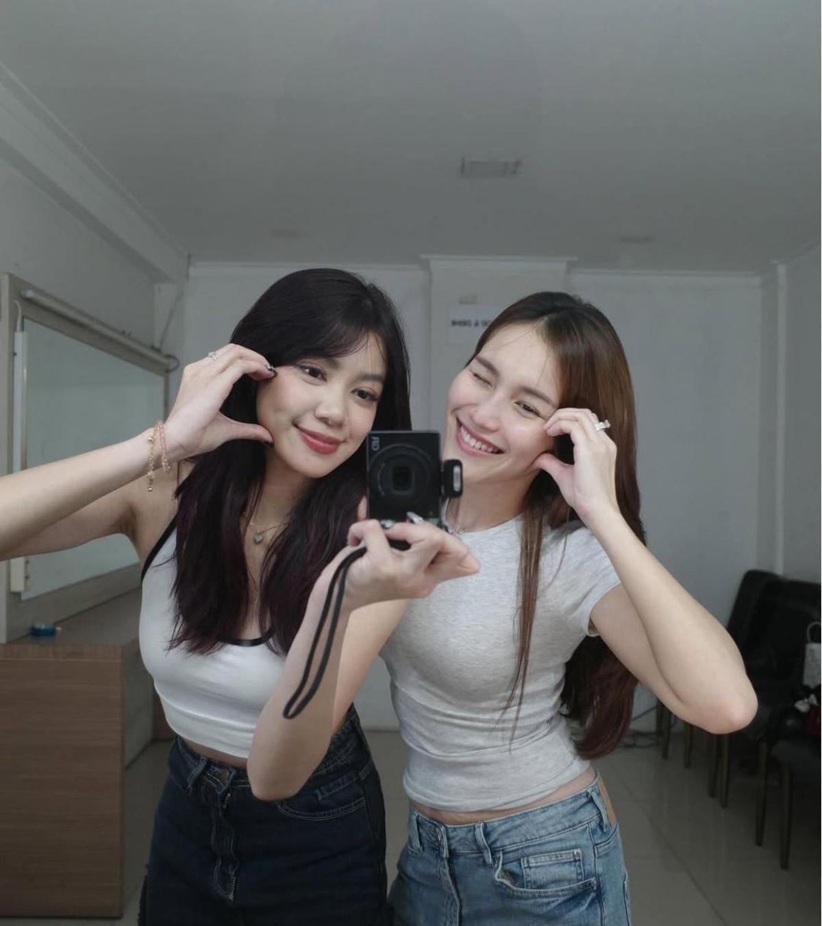 7 Potret Ayu Ting Ting dan Regina Phoenix Pamer Kedekatan, Netizen Soroti Kemiripan dengan Duo BLACKPINK