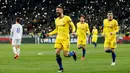 Pemain Chelsea Olivier Giroud (tengah) melakukan selebrasi usai mencetak gol ke gawang Dynamo Kiev pada leg kedua babak 16 besar Liga Europa di Stadion NSK Olimpiyskiy, Kiev, Ukraina, Jumat (15/3). Chelsea menang 5-0. (REUTERS/Valentyn Ogirenko)