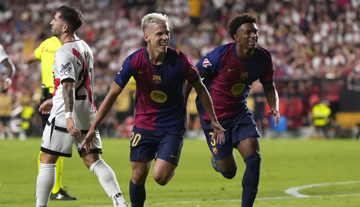 Gelandang Barcelona Dani Olmo (tengah) berselebrasi setelah mencetak gol kedua timnya ke gawang Rayo Vallecano  dalam duel pekan ke-3 La Liga 2024/2025 di Estadio de Vallecas, Rabu, (28/8/2024). (AP Photo/Manu Fernandez)