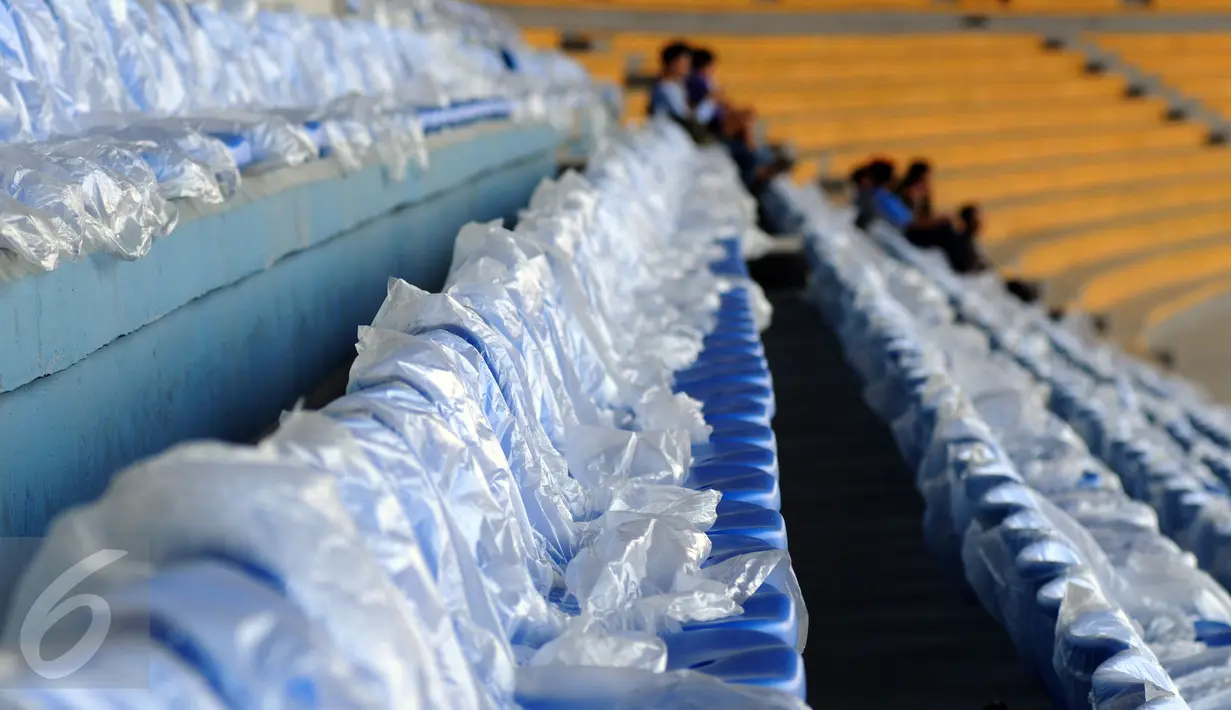 Plastik masih menyelimuti bangku penonton Stadion Patriot Bekasi, Selasa (25/8/2015). Stadion yang berlokasi di area GOR Kota Bekasi ini akan memiliki kapasitas sekitar 30 ribu penonton. (Liputan6.com/Helmi Fithriansyah)