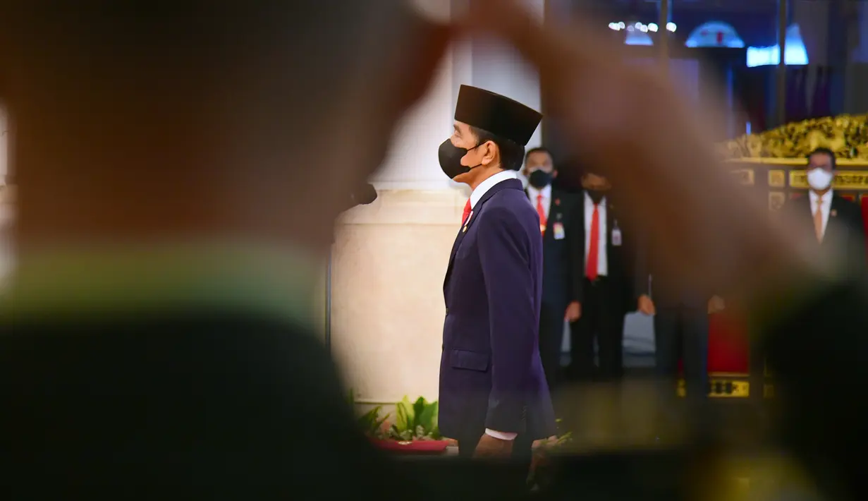 Presiden Joko Widodo memimpin pengucapan sumpah jabatan 17 Duta Besar Luar Biasa Berkuasa Penuh (LBBP) di Istana Negara Jakarta, Senin (25/10/2021). Salah satunya adalah Fadjroel Rachan yang menjadi Dubes LBBP RI untuk Republik Kazakhstan merangkap Republik Tajikistan. (Foto: Setpres/Muchlis Jr)