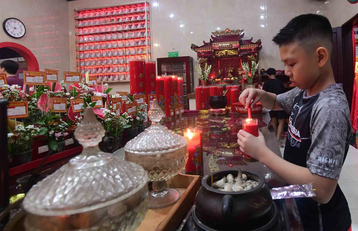 FOTO: Khidmat Sembahyang Malam Imlek di Wihara Kwan In Thang Tangerang Selatan