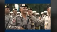 Momen Gemas Komjen Polisi Fadil Imran Cubit Pipi Anak Buah dan Berpesan Harus Banyak Senyum Saat Bertugas.&nbsp; foto: TikTok @kabaharkam