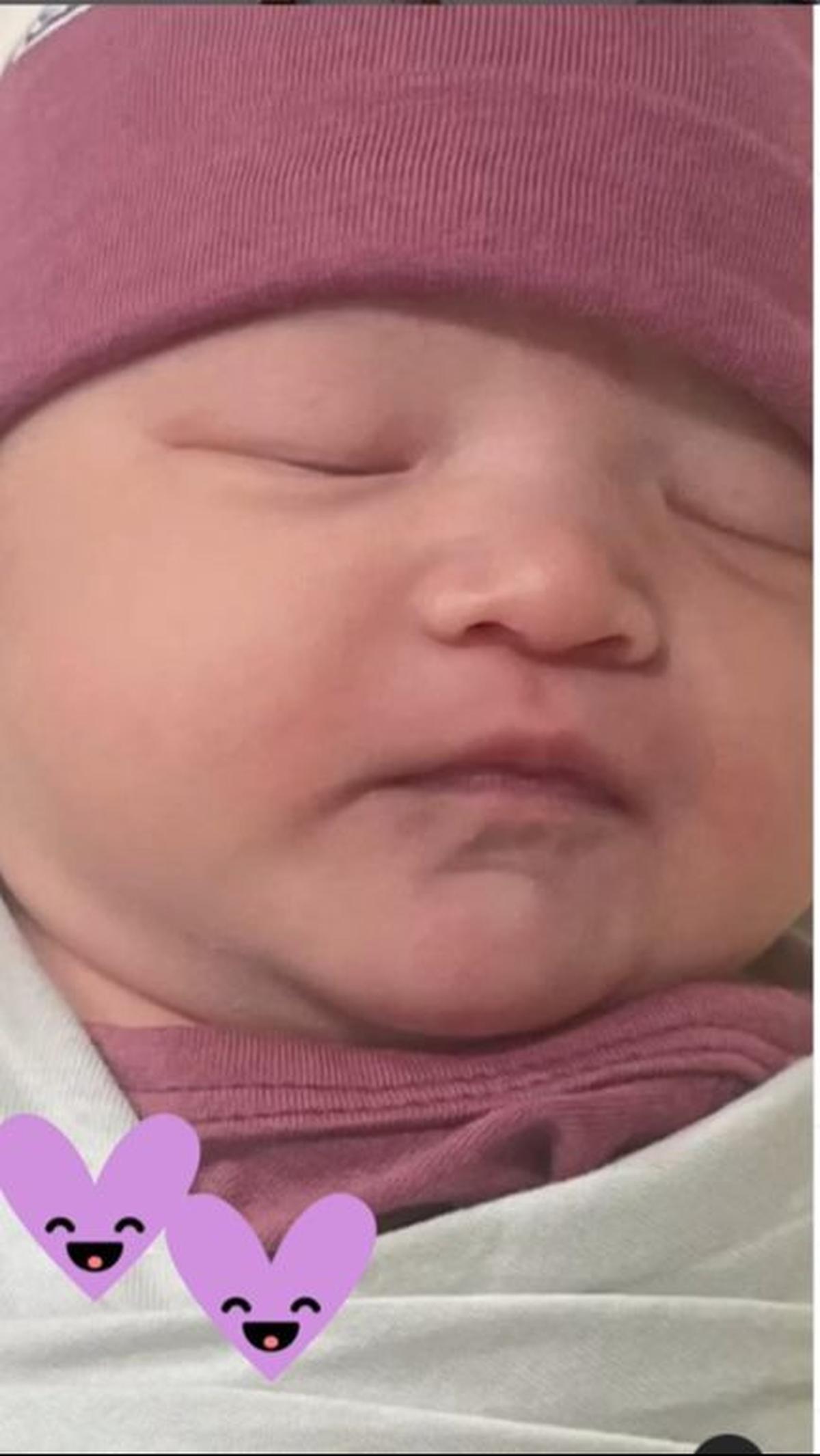 "Besar dan lucu sekali, beratnya 3,35kg. Selamat untuk the happy parent: Jon & Jess. God bless both of you," tulis Bos MNC Grup.