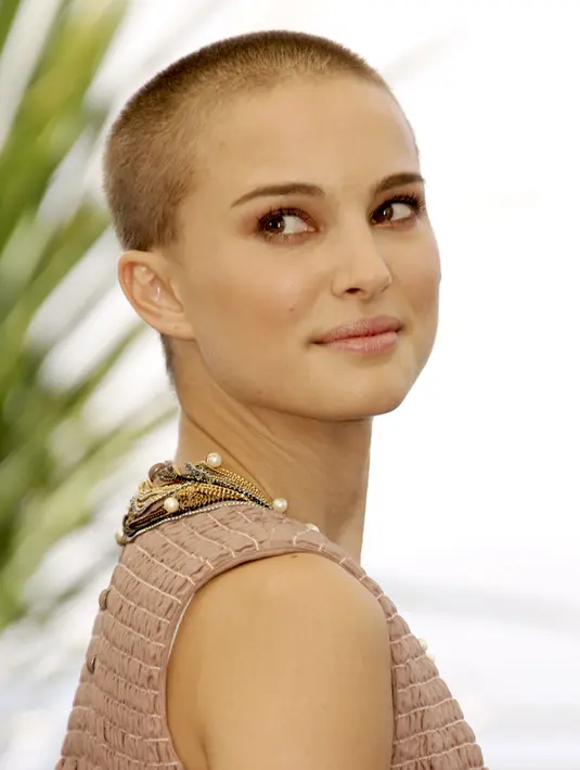 Natalie Portman Artis kelahiran tahun 1981 berdarah Israel ini terkenal total dalam berakting ini tidak segan-segan mencukur habis rambut di kepalanya demi film V for Vendetta pada 2005. (ww.more.com)