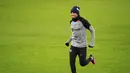 Penyerang Barcelona, Raphinha melakukan pemanasan selama sesi latihan di Old Trafford, Manchester, Inggris, Rabu 22 Februari 2023. Di leg pertama di Estadio Camp Nou, mereka ditahan imbang 2-2 Manchester United. (Martin Rickett/PA via AP)
