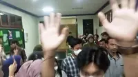 Para mahasiswa UIN Raden Fatah Palembang mencoba menghalangi kerja para jurnalis, yang akan meliput kasus dugaan penganiayaan mahasiswa UIN Raden Fatah Palembang, di gedung Rektorat UIN Raden Fatah Palembang Sumsel (Liputan6.com / Nefri Inge)