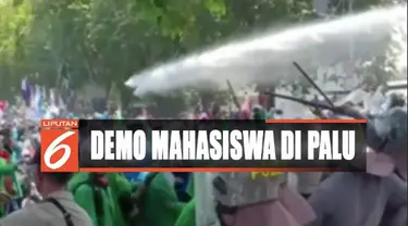 Massa pun berupaya menerobos masuk dengan cara menarik pagar kawat berduri yang dipasang di Depan Gedung DPRD Sulawesi Tengah.