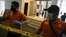 Petugas memasang garis polisi usai dugaan penembakan di Kantor Majelis Ulama Indonesia (MUI) Jakarta, Selasa (2/5/2023). Peristiwa itu terjadi pukul 10.30 WIB. (Liputan6.com/Faizal Fanani)