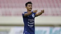 Bek PSIS Semarang, Pratama Arhan melakukan selebrasi usai mencetak gol ketiga ke gawang Persikabo 1973 lewat eksekusi penalti dalam laga matchday ke-2 Grup A Piala Menpora 2021 di Stadion Manahan, Solo, Kamis (25/3/2021). PSIS menang 3-1 atas Persikabo 1973. (Bola.com/Arief Bagus)