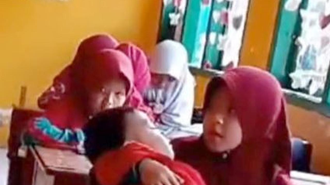 Kisah Haru Siswi di Sinjai Sekolah Sambil Gendong Adik Setelah Ibu Wafat