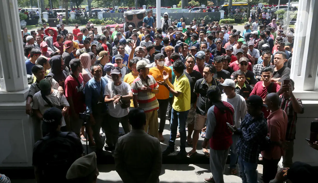 Akibat unjuk rasa ini penumpang angkot di Bogor pun terlantar. (merdeka.com/Arie Basuki)