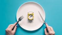 Sahabat Fimela, makan sekali sehari mungkin terdengar praktis, tapi pola ini bisa memicu kelelahan, gangguan metabolisme, hingga kekurangan nutrisi. Yuk, simak dulu risikonya sebelum mencobanya, ya! (Foto dok: Freepik/pvproductions).