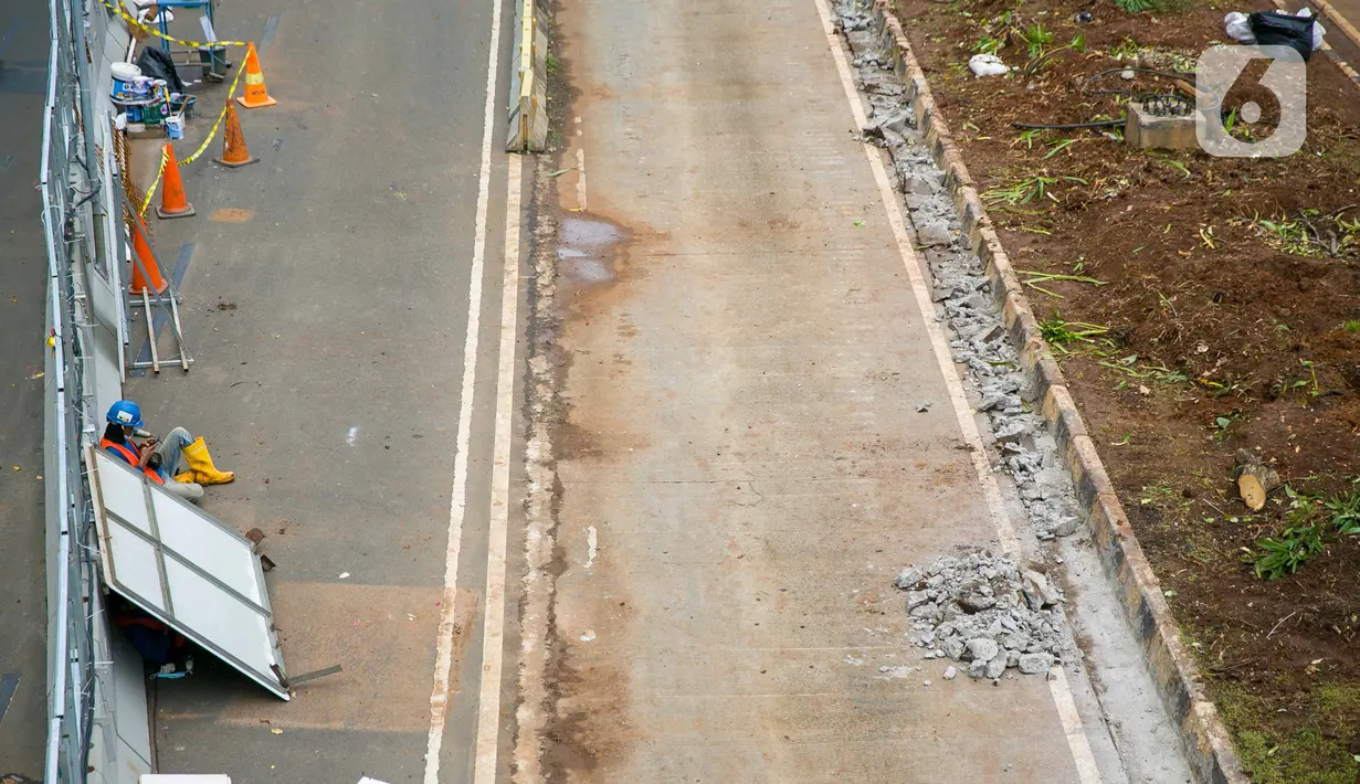 Pekerja beristirahat di area proyek pembangunan jalur MRT Jakarta fase II di kawasan Thamrin, Jakarta, Rabu (6/1/2021). Jalur MRT fase II tahap pertama (CP201) yaitu dari Bundaran HI-Harmoni akan selesai pada Maret Tahun 2025. (Liputan6.com/Faizal Fanani)