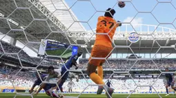 Kiper Al Hilal, Yassine Bounou melakukan penyelamatan di dalam kotak penalti dalam laga Grup H Piala Dunia Antarklub 2025 melawan Real Madrid di Hard Rock stadium, Miami, Amerika Serikat, Kamis (19/06/2025) WIB. (AP Photo/Rebecca Blackwell)