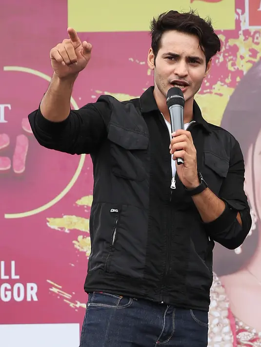 "Penggabungan nuansa musik rap yang dipadukan dengan instrumen musik India menjadi satu nilai lebih di lagu ini," ujar Ravi Bhatia kepada wartawan, Sabtu (11/3). (Bambang E. Ros/Bintang.com)