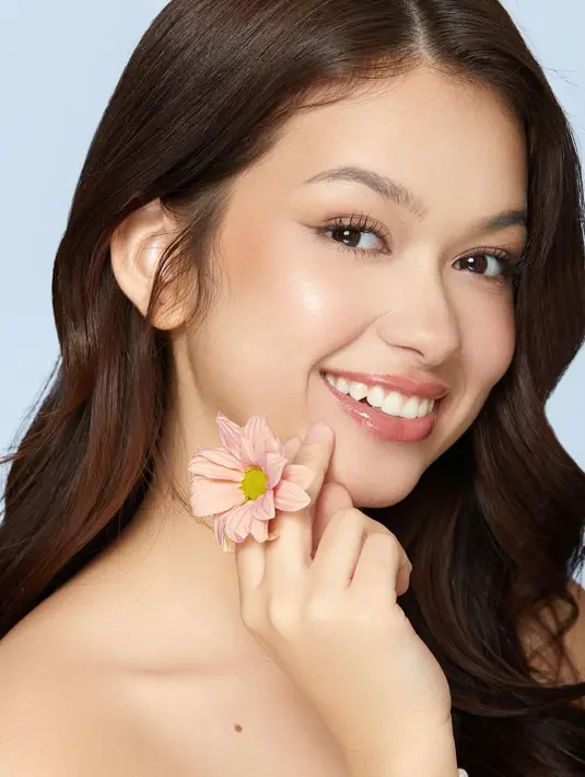 Area mata dipulas eyeshadow yang soft berwarna cokelat dipadu winged liner tipis dan bulu mata lentik [@rklopper]