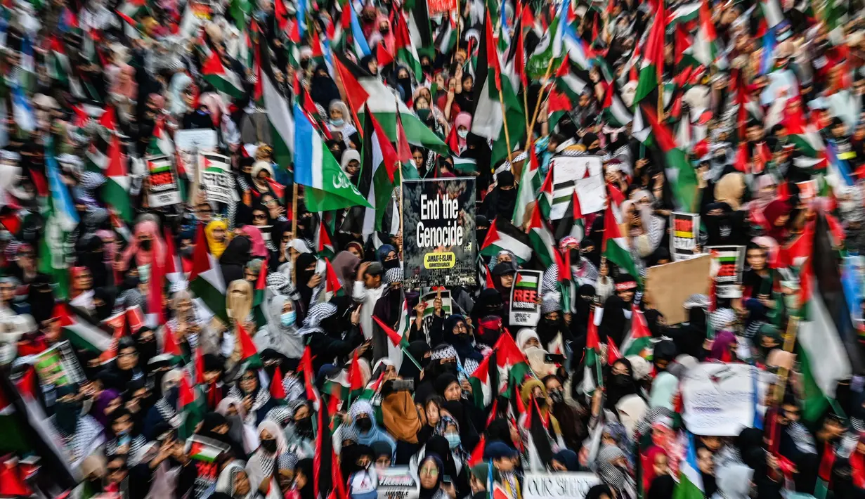 Para pendukung partai Jamaat-e-Islami (JI) berunjuk rasa sebagai bentuk solidaritas terhadap warga Palestina di Karachi, Pakistan pada 13 April 2025. (Asif HASSAN/AFP)