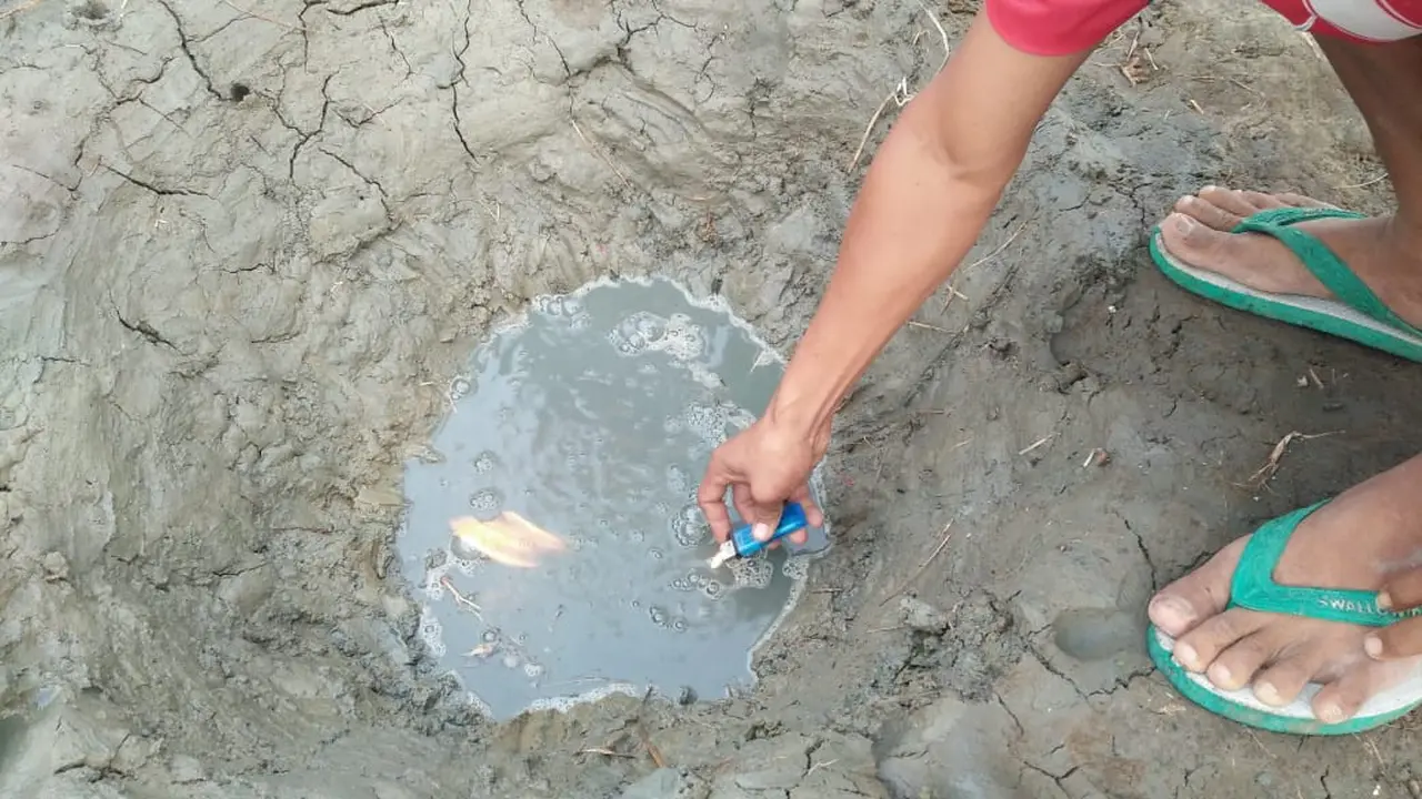 Sumur gas atau sumur api di Rawajaya, Cilacap bisa untuk menyalakan api lantaran megnandung gas. (Foto: Liputan6.com/Istimewa/Muhamad Ridlo)