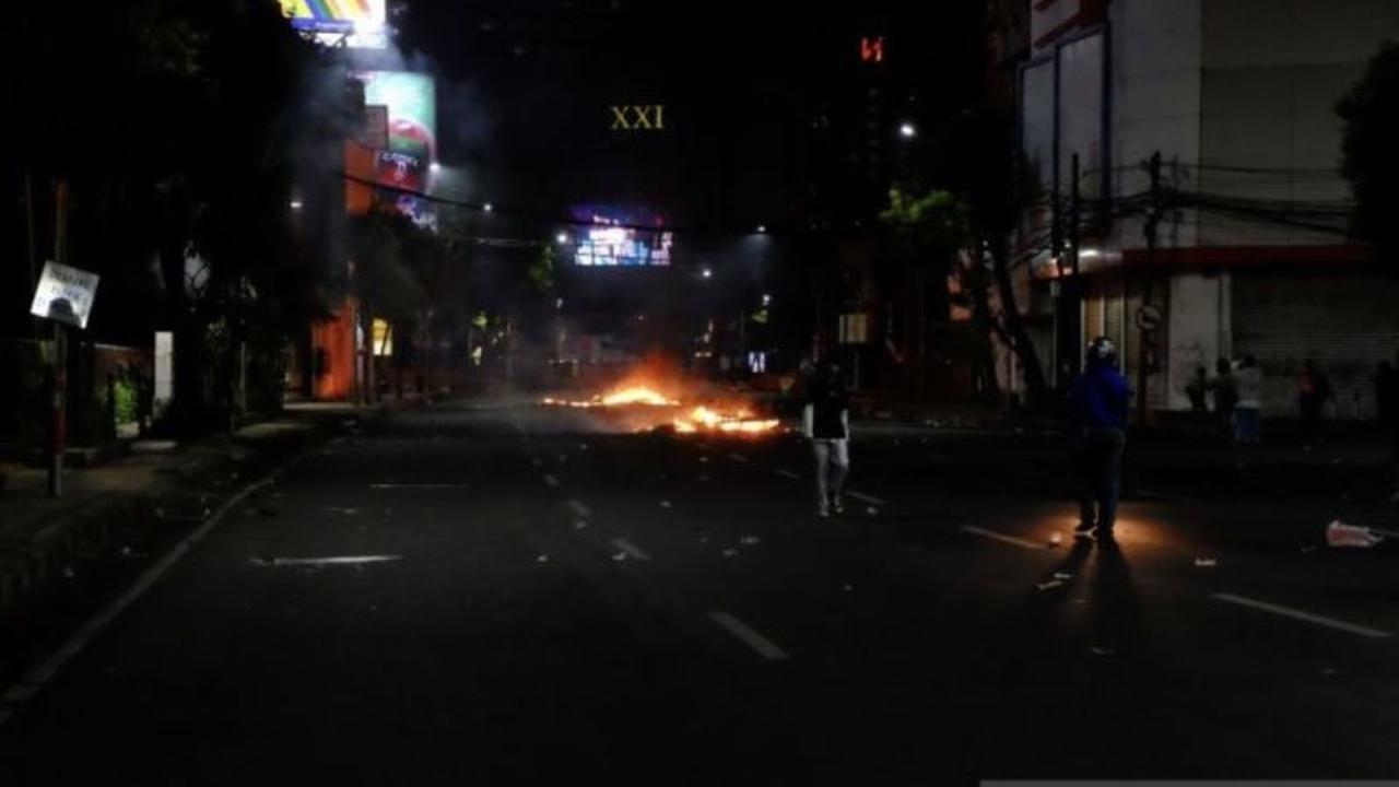 Fakta Menarik Demo Surabaya: Polisi Bentuk Barikade Kuat di Polsek Tegalsari Halau Massa Ojol