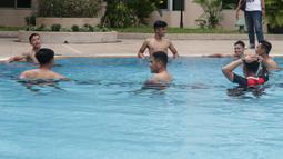 Rio Fahmi, Ramadhan Sananta, Witan Sulaiman dan sejumlah pemain inti Timnas Indonesia U-22 menjalani sesi latihan ringan tambahan di Hotel Phnom Penh, Kamboja, Minggu (30/4/2023). Latihan ringan tersebut berupa sesi berenang untuk mengembalikan kebugaran pemain setelah pertandingan melawan Filipina dalam ajang SEA Games 2023. Sesi ini juga berjalan santai, tidak kaku, dan tanpa instruksi khusus. Bahkan banyak dari mereka yang bercanda. (Bola.com/Gregah Nurikhsani)