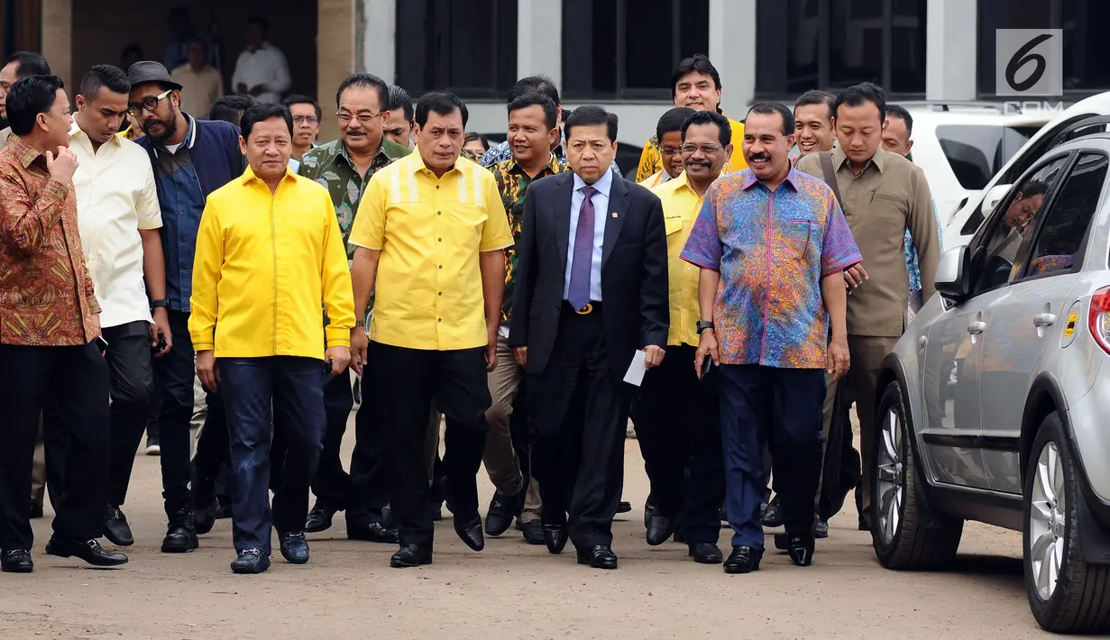 Ketua Umum Partai Golkar, Setya Novanto (jas hitam) berjalan menuju ruang rapat utama gedung DPP Partai Golkar, Jakarta, Selasa (18/7). Setya Novanto memimpin rapat pleno pasca penetapan tersangka oleh KPK atas dirinya. (Liputan6.com/Helmi Fithriansyah)