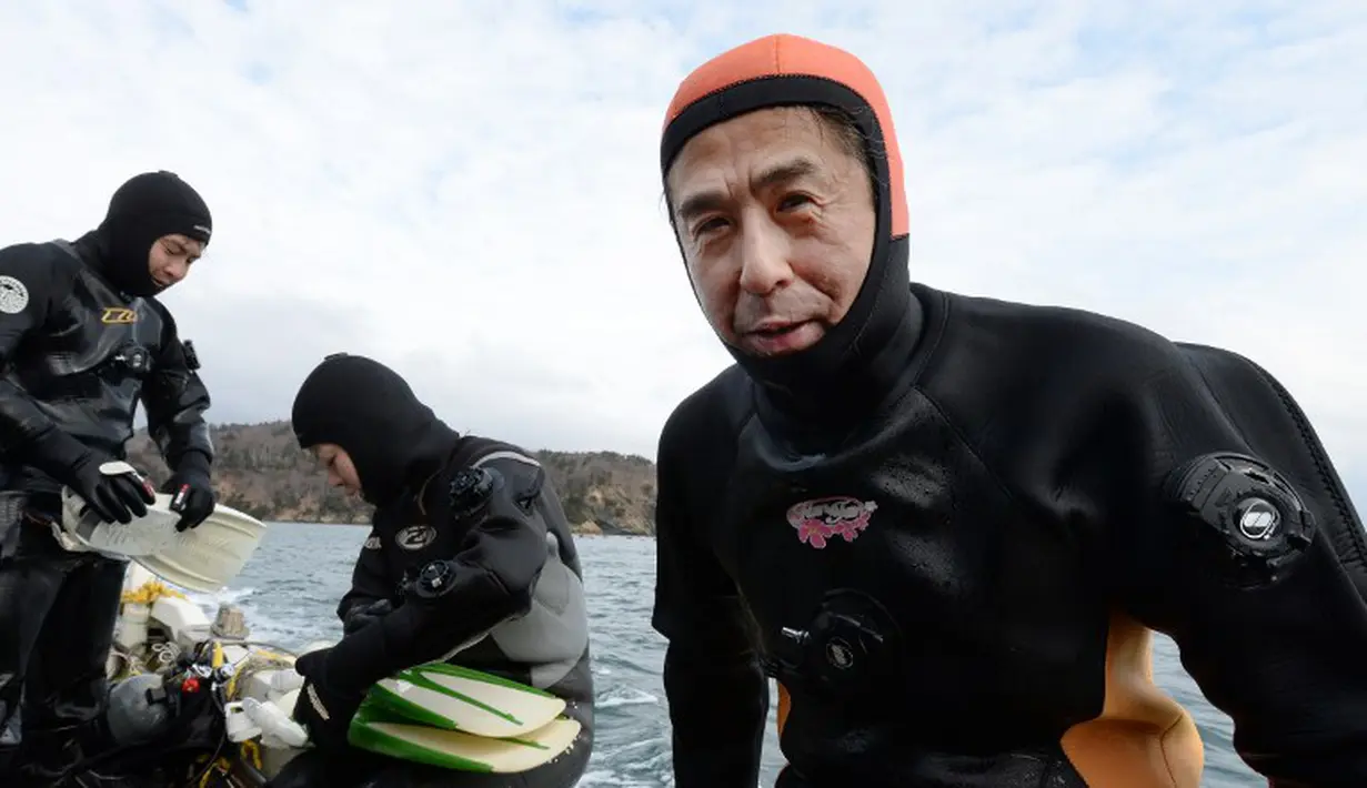 Pengemudi bus berusia 57 tahun ini mulai menyelam sejak November untuk ikut mencari istrinya yang hilang disapu tsunami 11 Maret 2011 (AFP Photo/Toru Yamanaka).