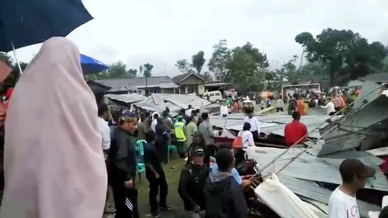 Warga menyelamatkan diri dari tratak atap TPS yang ambruk. (Foto: Liputan6.com/Muhamad Ridlo)