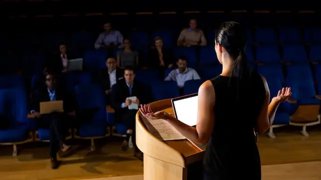 illustrasi public speaking