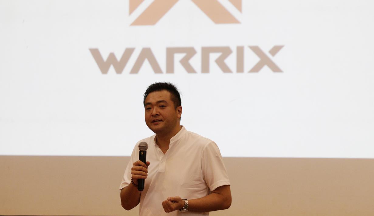 Direktur Pengembangan Bisnis Warrix, Atsuo Ogura, saat peluncuran Warrix Indonesia di Hotel Santika, Jakarta, Kamis, (6/2/2020). Apparel asal Thailand ini resmi masuk pasar Indonesia. (Bola.com/M Iqbal Ichsan)