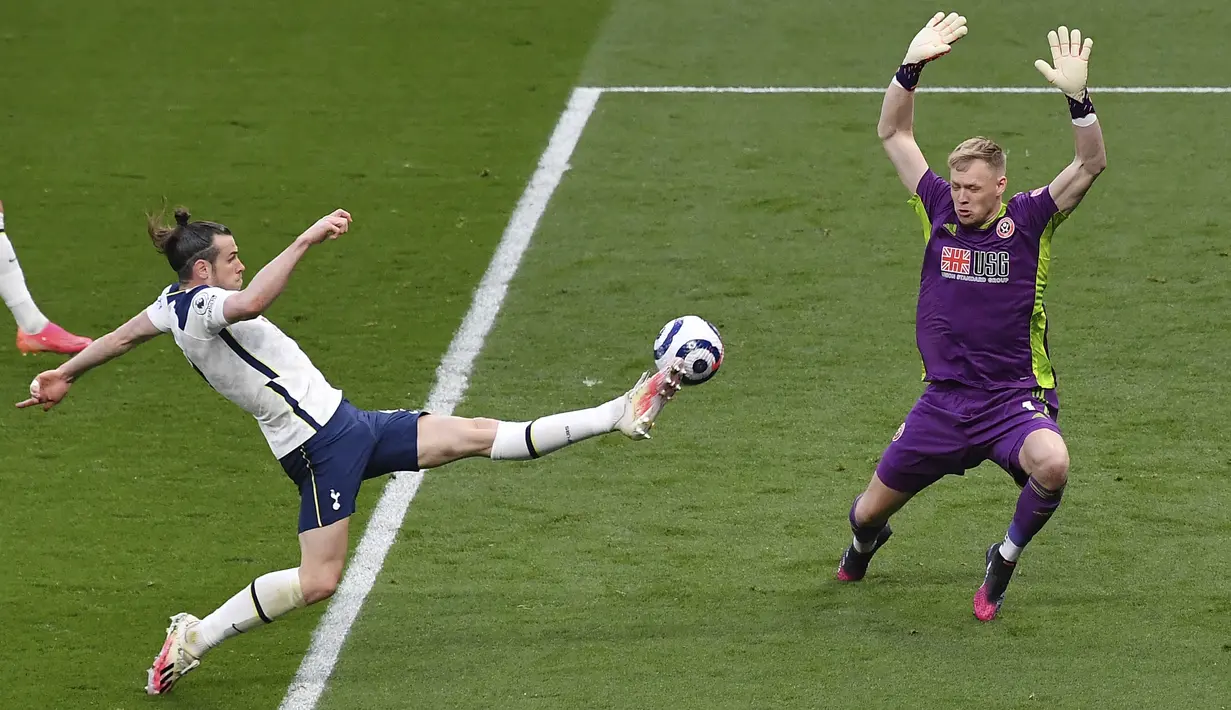Penyerang Tottenham Hotspur, Gareth Bale saat mencetak gol ke gawang Sheffield United pada pertandingan Liga Inggris di Stadion Tottenham Hotspur di London, Senin (3/5/2021). Bale mencetak tiga gol di pertandingan ini dan mengantar Tottenham menang 4-0. (Justin Setterfield / Pool via AP)