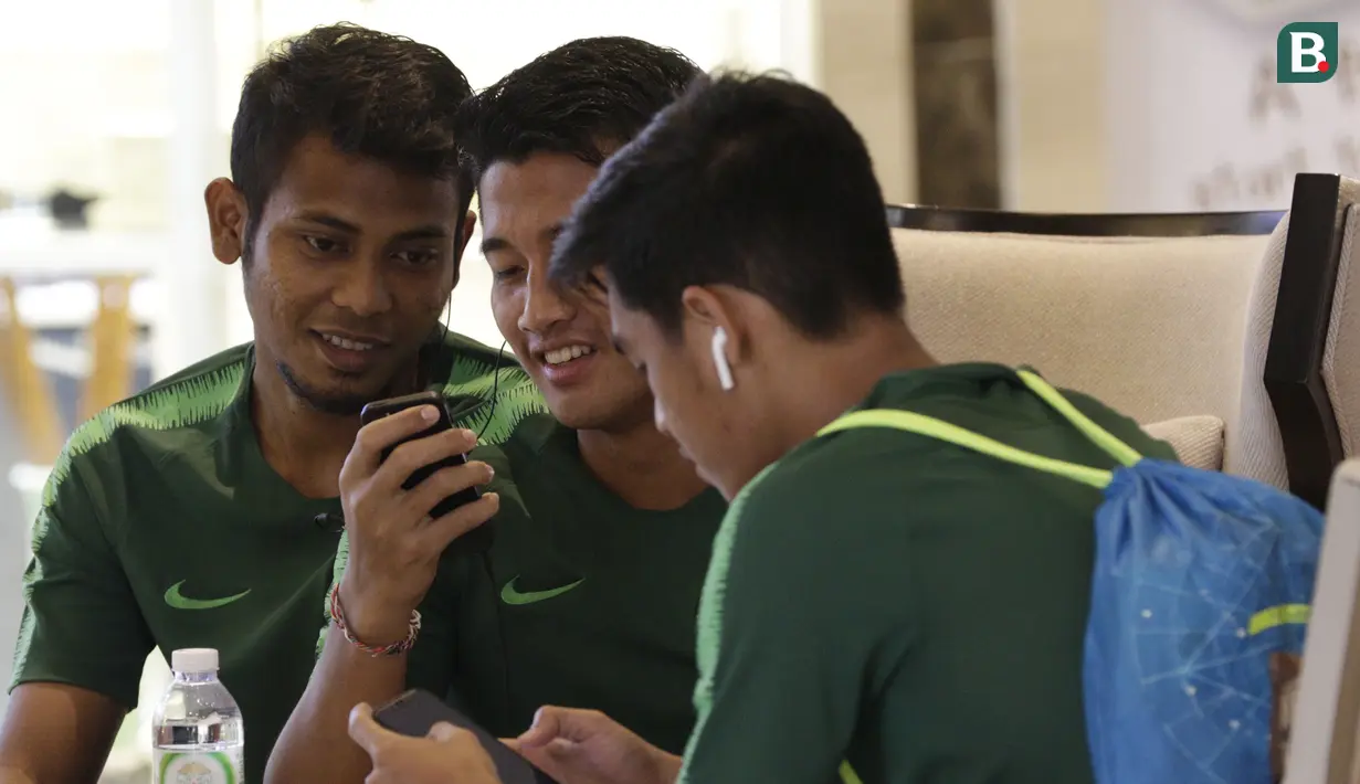 Pemain Timnas Indonesia, Zulfiandi dan Putu Gede, saat berada di Hotel Al Meroz, Bangkok, Kamis, (15/11). Hotel bernuansa Islami itu menjadi tempat penginapan Indonesia jelang laga Piala AFF 2018 melawan Thailand. (Bola.com/M. Iqbal Ichsan)