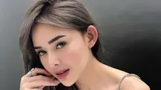 Mengejutkannya, wanita 24 tahun ini mengunggah momen cuplikan prosedur tarik benang di pipinya. Prosedur ini justru membuat netizen ikut ngilu saat benang masuk di pipi Amanda. (Liputan6.com/IG/@amandamanopo)