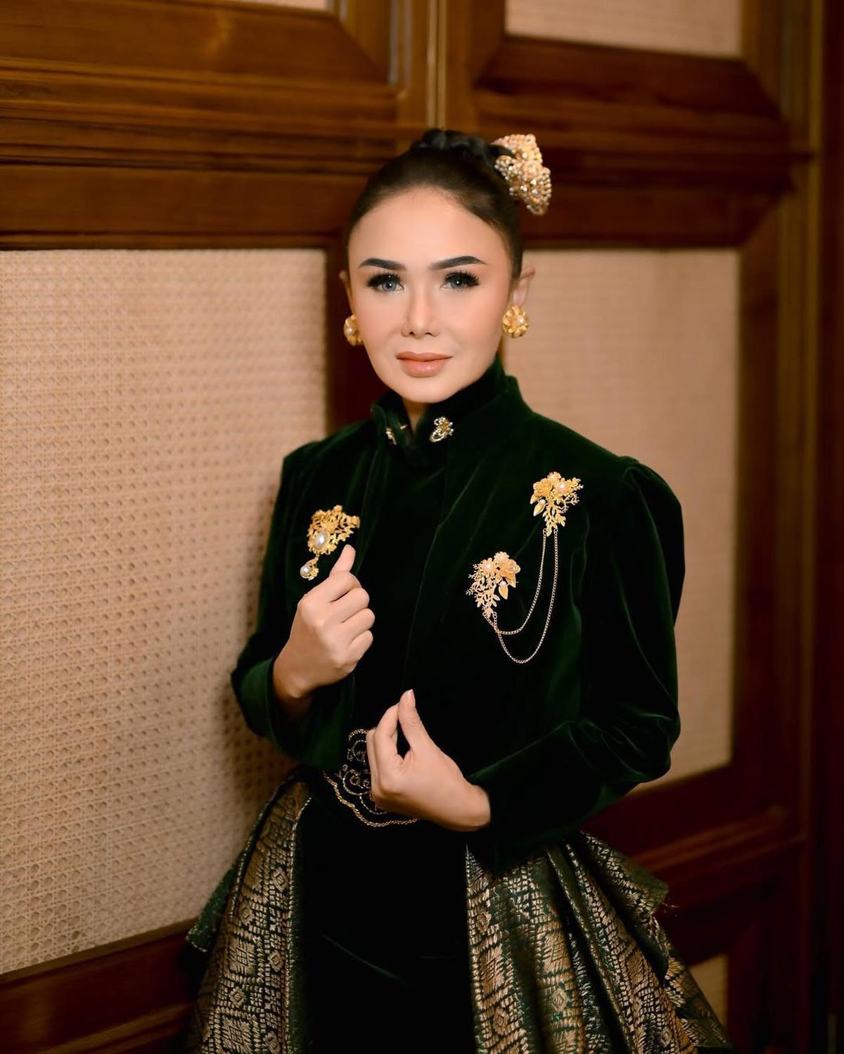 7 Potret Cantik Yuni Shara dengan Kebaya dan Baju Adatnya, Bisa Jadi Inspirasi Tampil Elegan